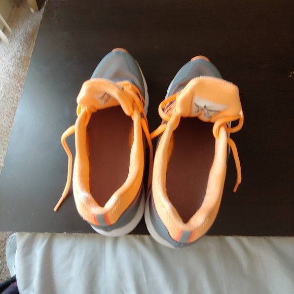 Size 7 in a half female nike Air - Picture 2 of 3